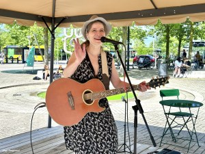 Mette Kirkegaard, som også var her i juni, optræder med sin guitar og sin intense og følsomme lyd krydret med en varm humor. Hendes album “Simple Matters” fik fire hjerter af Kim Skotte i Politiken